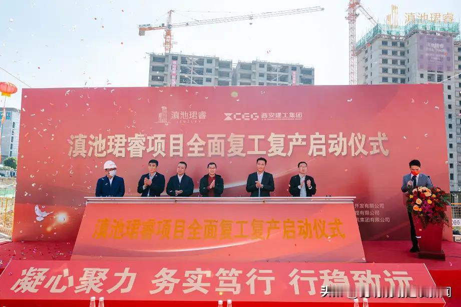 滇池路上，金牛小区旁边，地铁5号线金兰路站口，这个项目是经过了N次的起死回生了，