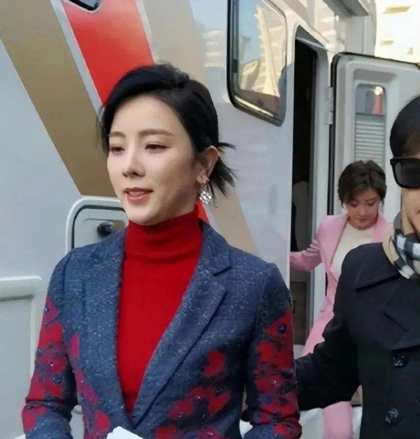 前央视主持人李思思，引发热议！

11月23日，已经从央视离职的李思思，一大早就