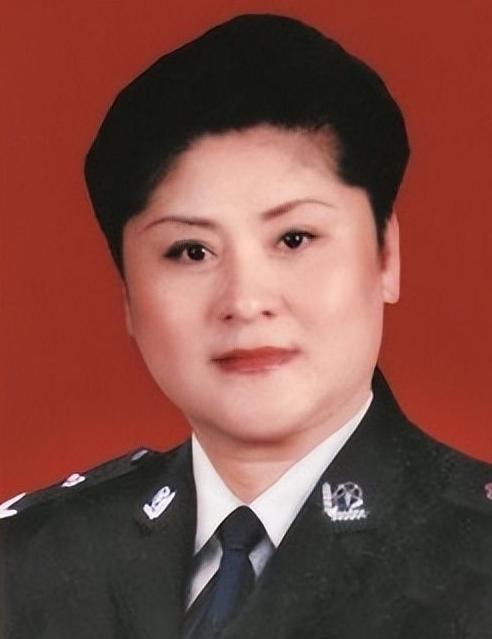 1988年，在郑州火车站有一姑娘被两名大汉强行塞入出租车里，就在车子一个急刹时，