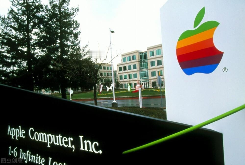 当你对着iPhone喊出“嘿 Siri，写一篇工作总结”却只得到机械回应时，或许