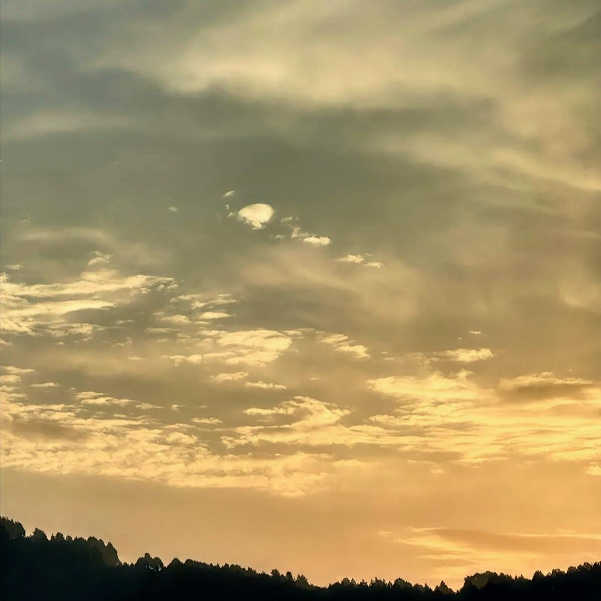 晒图笔记大赛 午后的天空，被桔黄色的光辉把云彩染得绚丽夺目，它们就像一群调皮的精