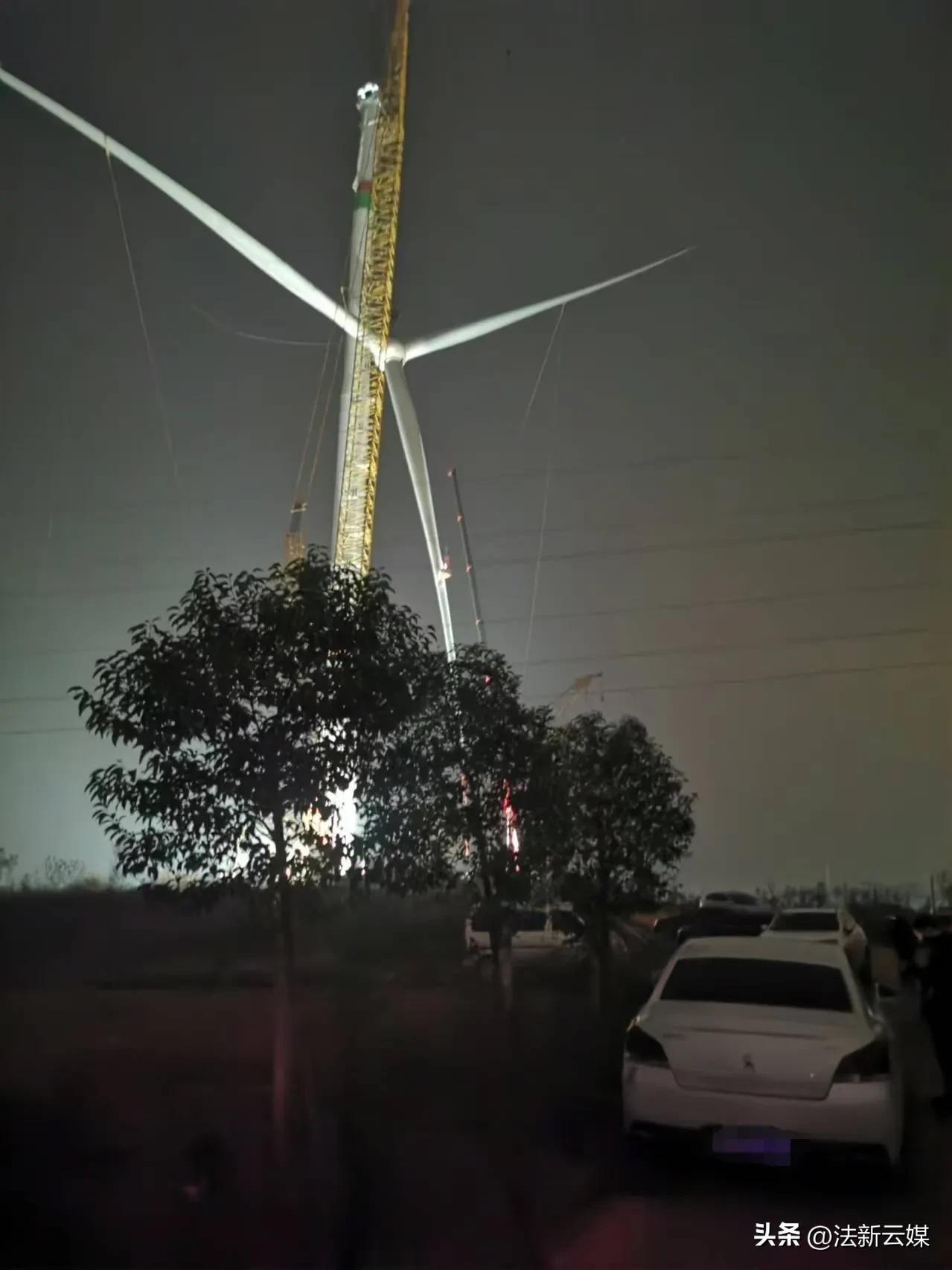 【不符合国家标准的风电机组吊装完成】据鲁山县当地群众反映，11月23日夜间，位于