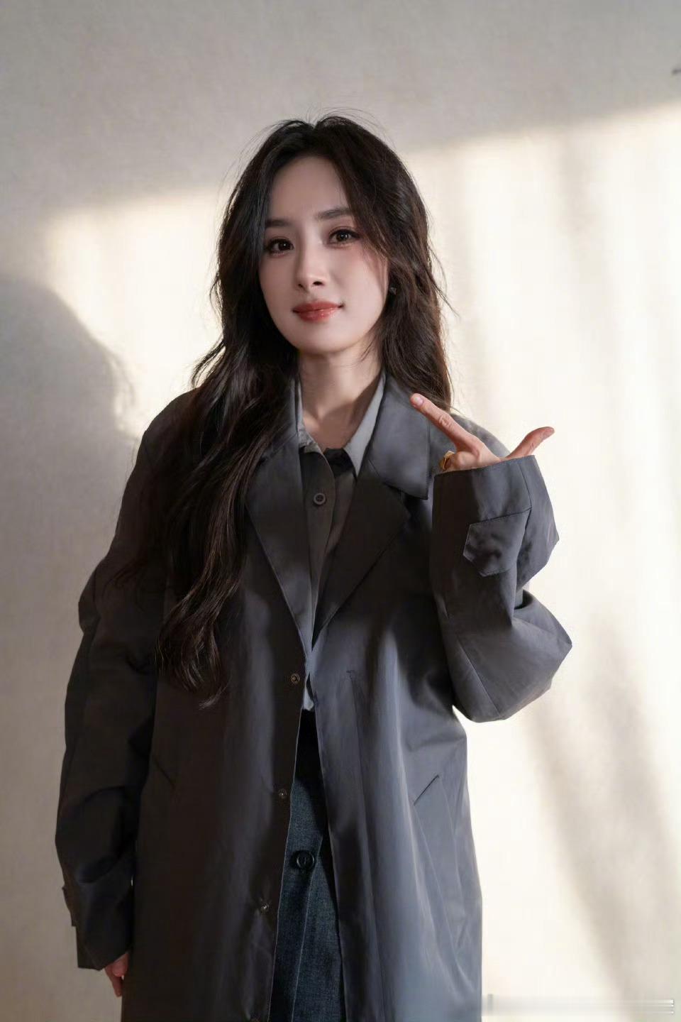 杨幂  🦊杨幂prada品牌代言人 都说轰轰烈烈的失败好过平淡无奇的成功，而且
