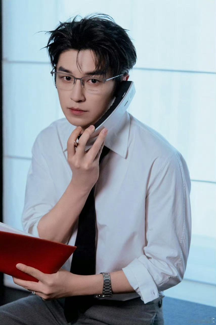 看好了硬汉都是这么做官宣的杨旭文官宣央视网络春晚，造型是少年感满满，开口却是厚重