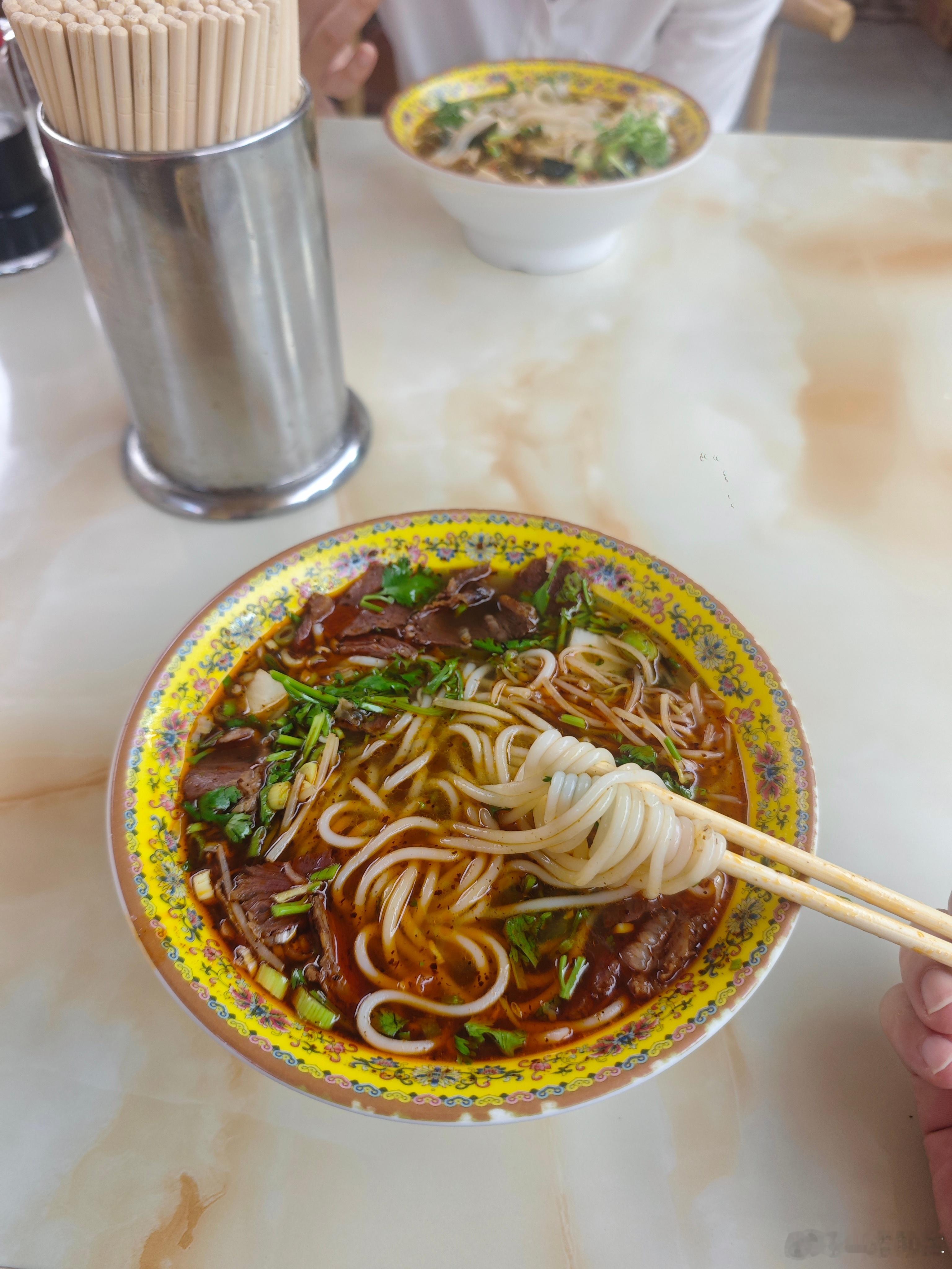 晚睡早起身体好 来一碗襄阳牛肉粉这家味道一般 不太正宗  ​​​