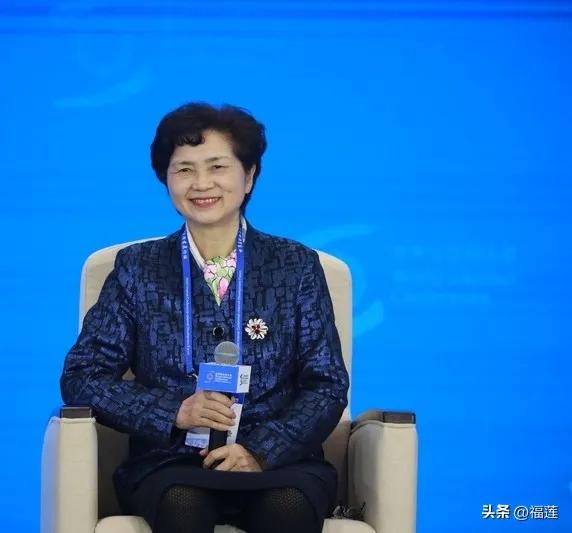中国最美女性：李兰娟院士，
  李兰娟院士出身贫苦，原本有着每月24块稳定收入的