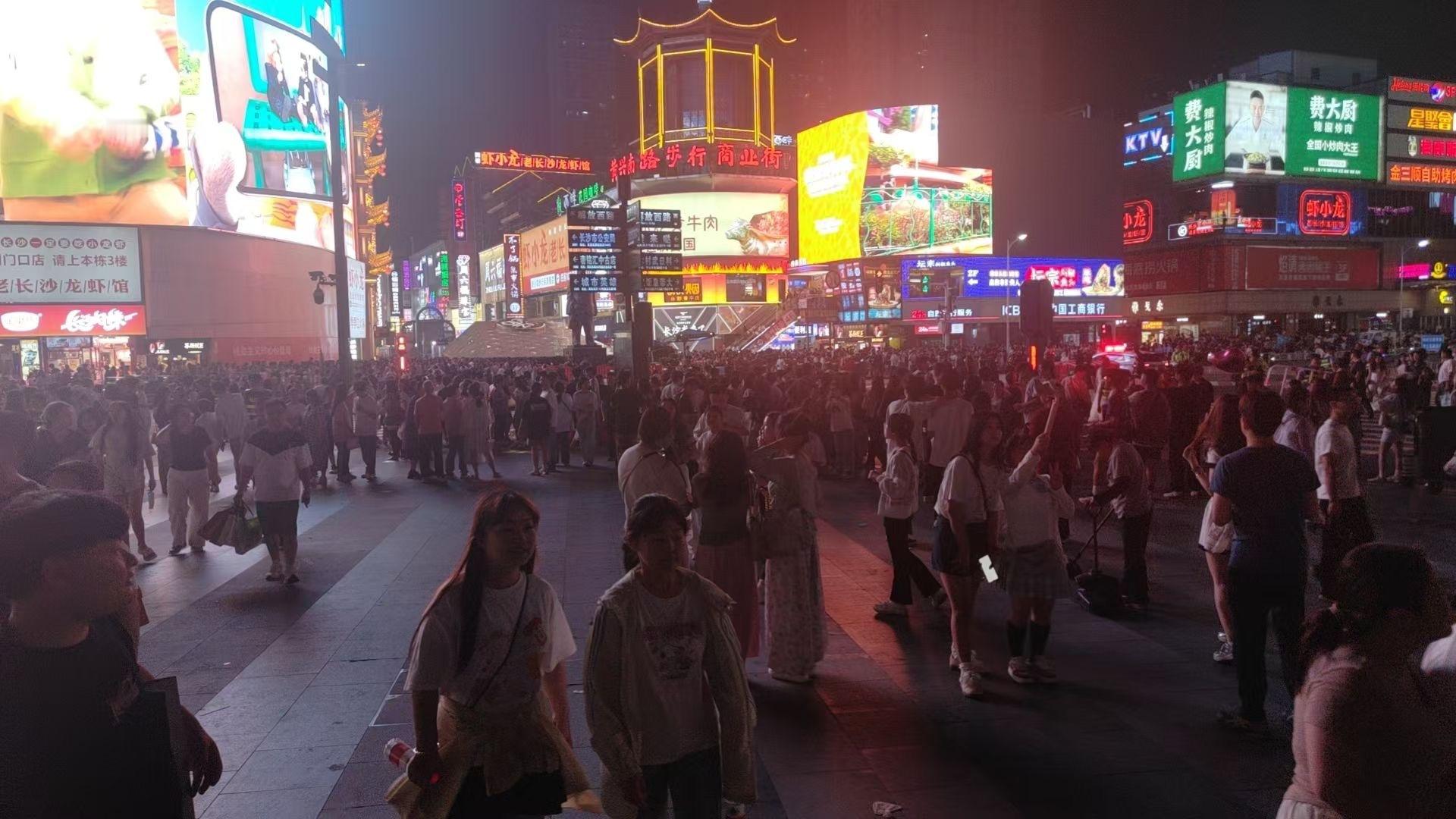 五一小长假第一天，大家伙今天出去人挤人吗[熊猫] ​​​