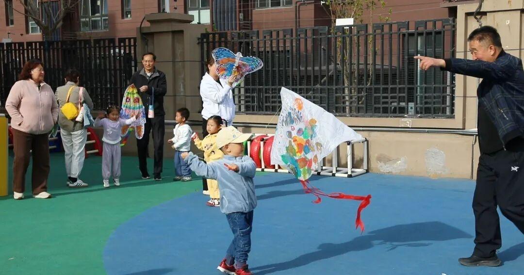 【海淀普惠幼儿园全面开放  0-3岁宝宝家门口免费玩】今年3月起，海淀238所普