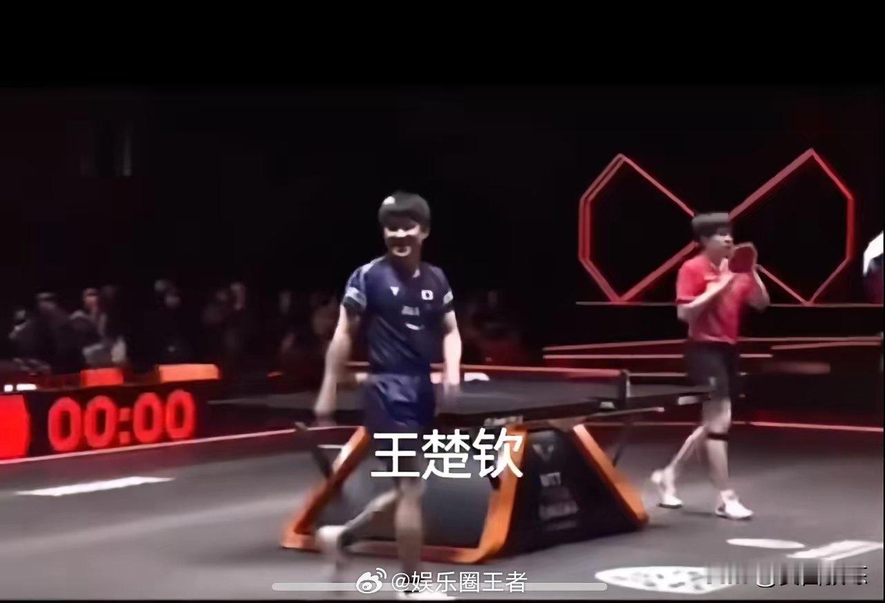 决赛有趣一幕：张本智和笑得不行！主持人：哈利摩托。王楚钦球迷马上接：王楚钦主持人