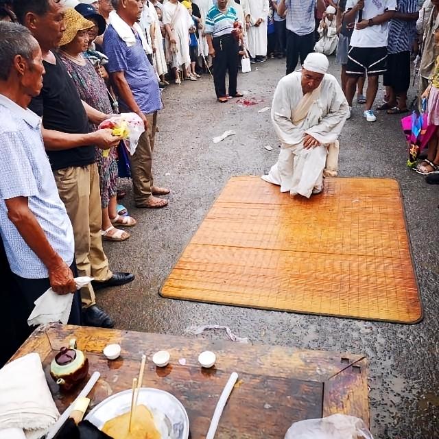 儿女结婚，两家人成亲家。平时相处和睦是好事，可遇到亲家老人离世，很多家庭犯了难。