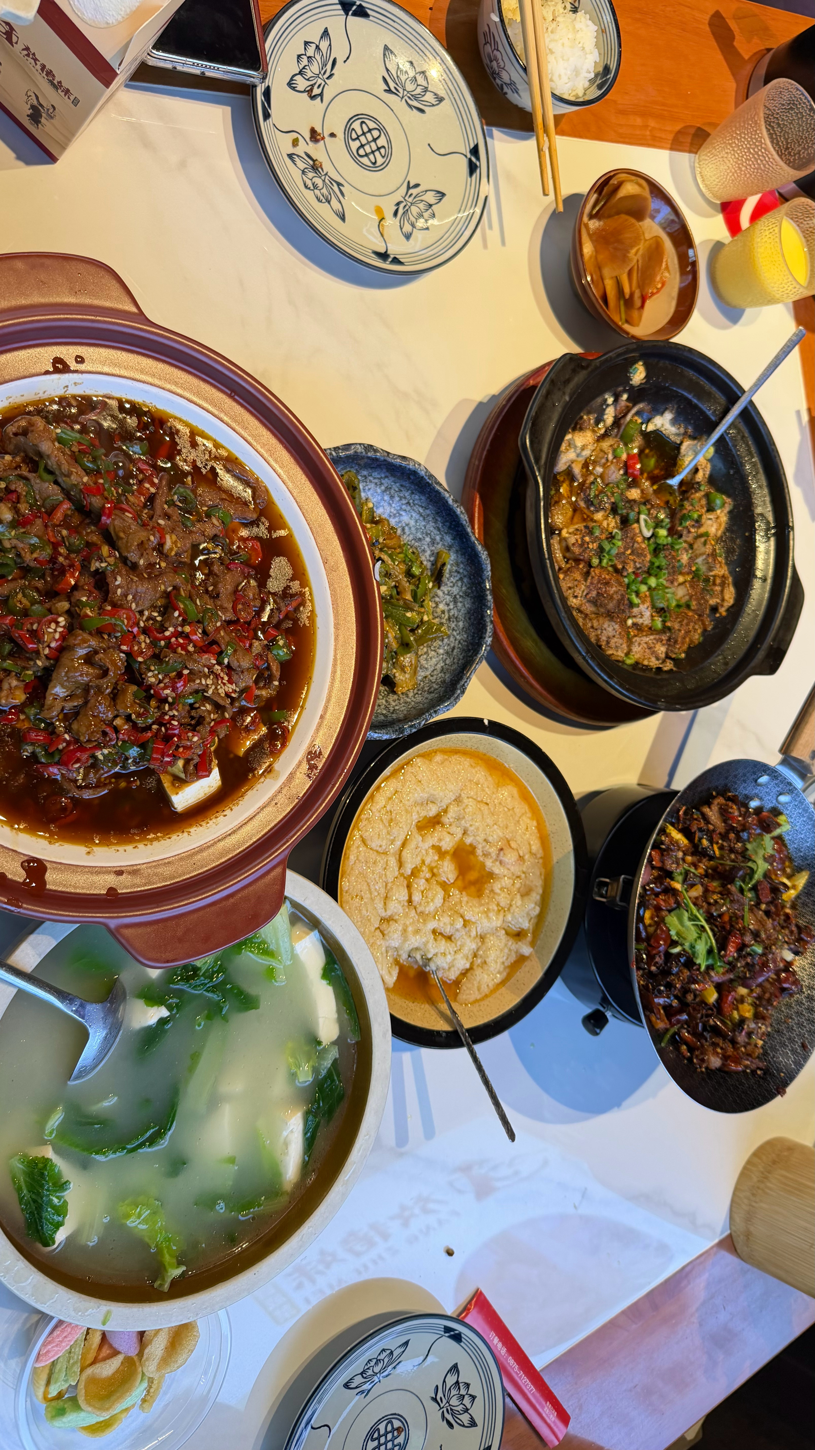 放猪妹太好吃了 连着吃好几天 这个月品牌方来直播带他们吃饭都是去这里 得到了他们