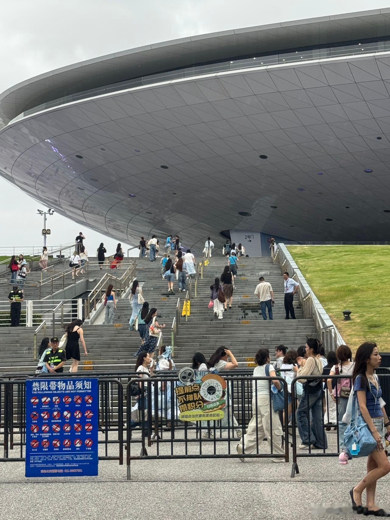 鹭卓上海演唱会彩排 天时地利加持本场演唱会，适宜的天气，精心升级的舞台，加上鹭卓