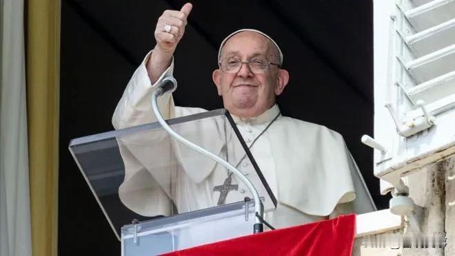 来自梵蒂冈最新消息！
正在亚洲出访的罗马天主教教宗方济各接受媒体专访时表示，中华