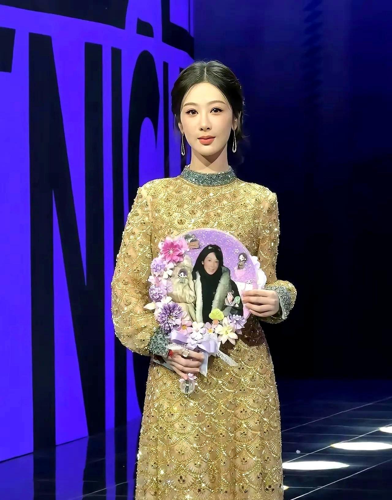 整个资本圈都在求她：杨紫，你可千万别休息。
 
她的脸，就是收视率的硬通货。刚开