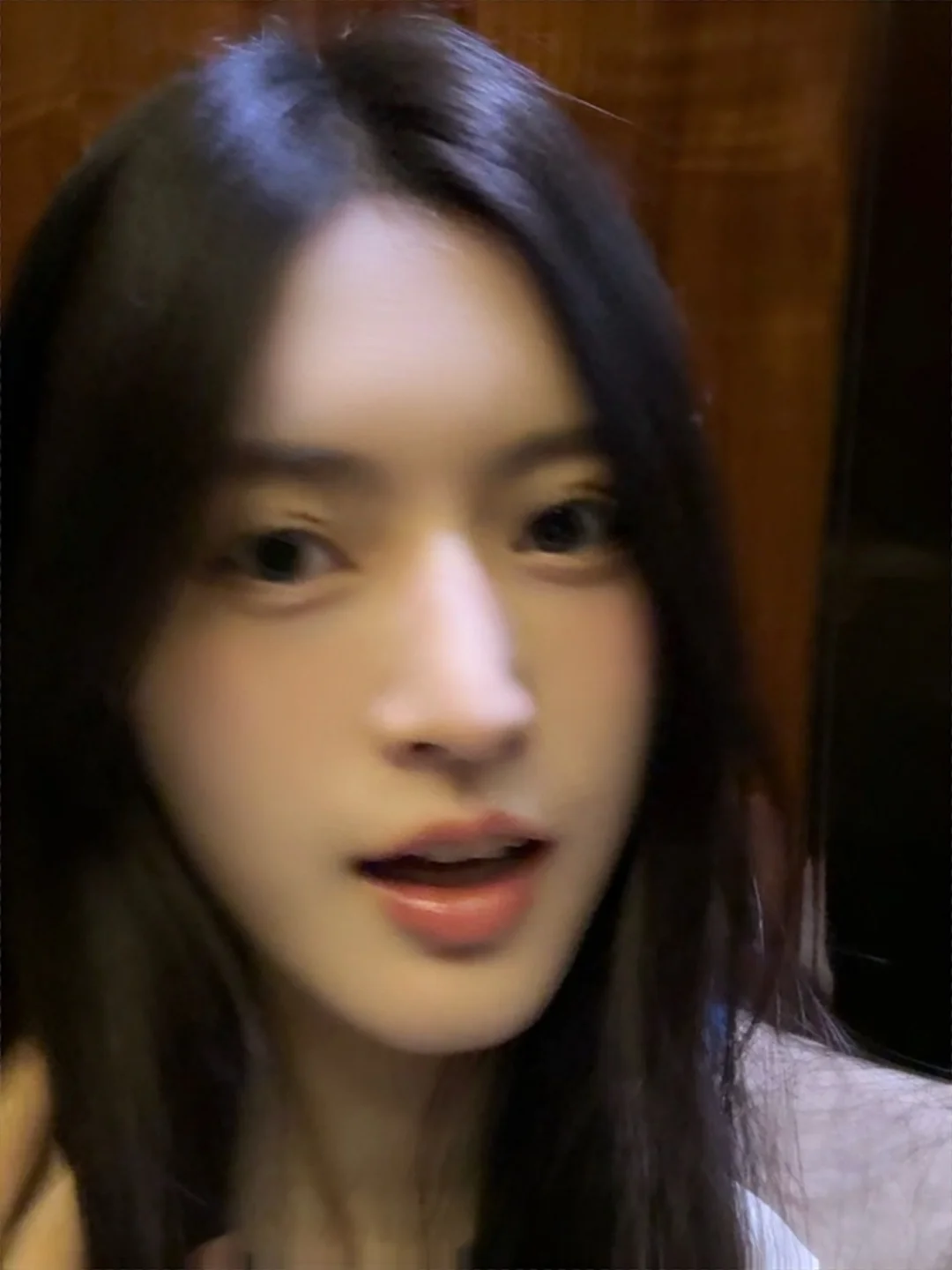 此女怎么在电梯还拍拍拍🧱