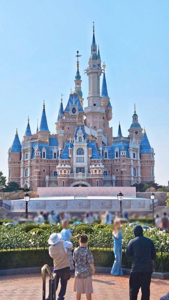 很多人看到迪士尼这么赚钱，都会觉得它应该把主题乐园开满世界各地，但现实却是，这样