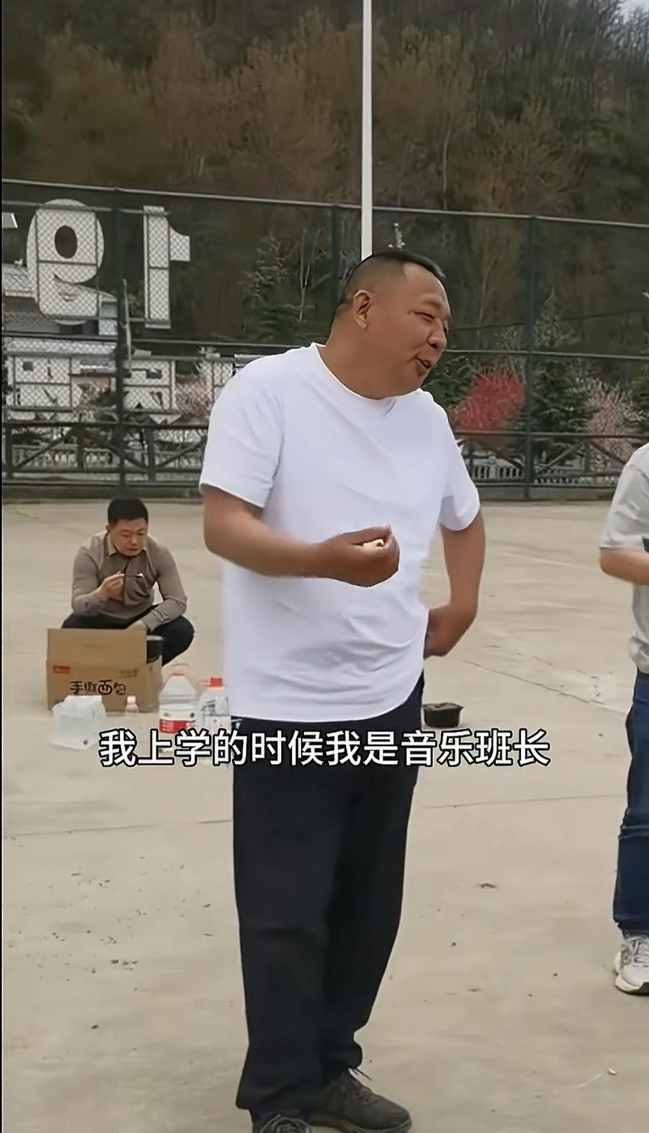 老于又吹牛！
他说他上学的时候是音乐班长。
老于爱唱，但五音不全，莎（沙）士（嘶