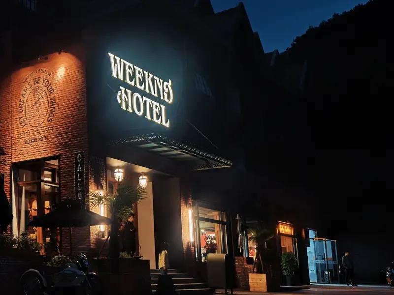 我现在给一个洒店老板打更。

2000多平的一个大酒店。

关键他们现在没经营所