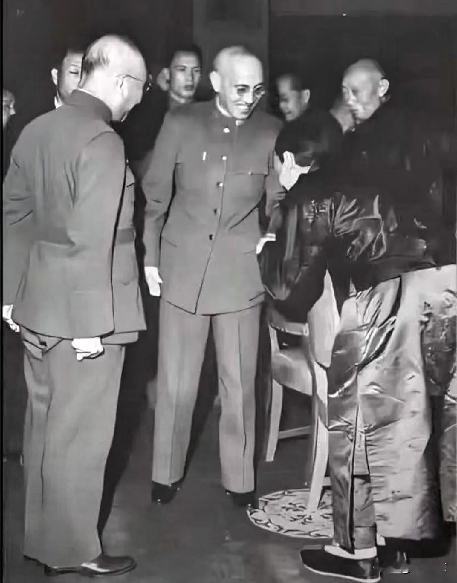 这张照片里，杜月笙弯腰和蒋介石握手，那姿态看着似乎卑微，实际是合乎当年时局。
杜