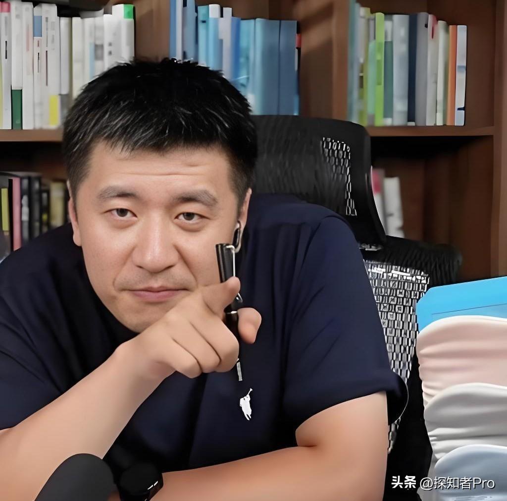 张雪峰的离去，是一记沉闷的警钟。
它告诉我们——人生不是一场可以无限透支的马拉松