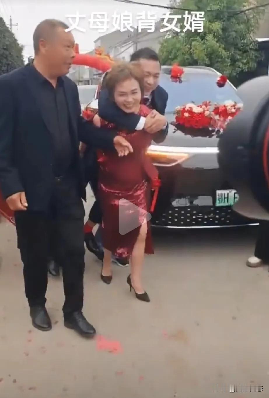 揭秘云南神秘婚俗：结婚当天，为啥是丈母娘把女婿背回家？答案让人暖心！

你一定见