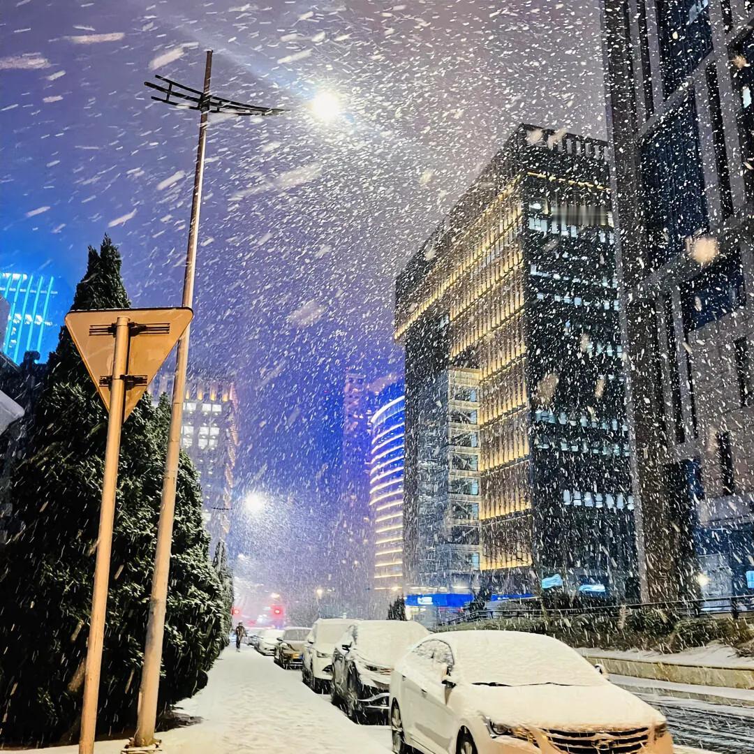 整个江苏的孩子们
都在等漫天飘舞的雪……
你那里下雪了吗？