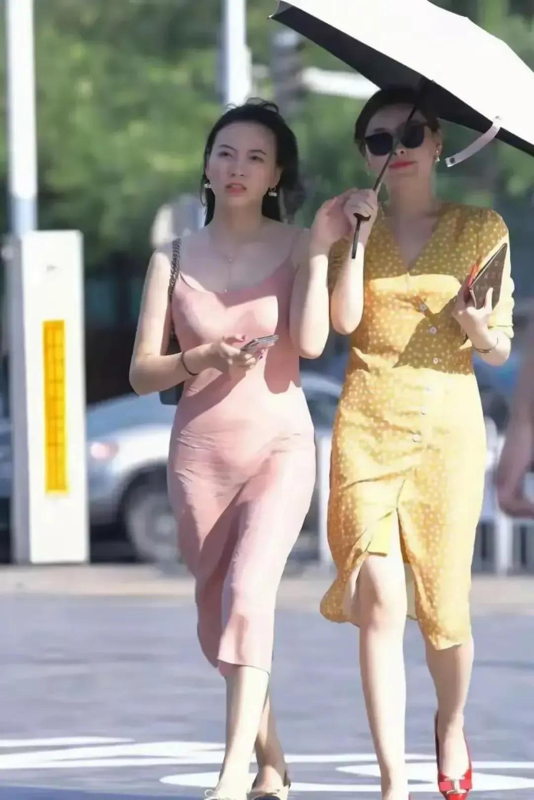 冬日里的海南，悠闲散步的闺蜜，充分享受海南冬天这独有的惬意。吹着暖暖的海风，沐浴