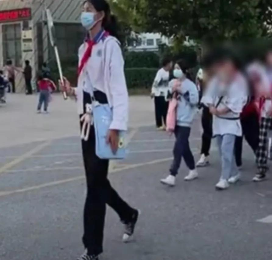 近日河南信阳息县第八小学，一位1.9米的12岁小学生被河南省体育局选中练习排球。
