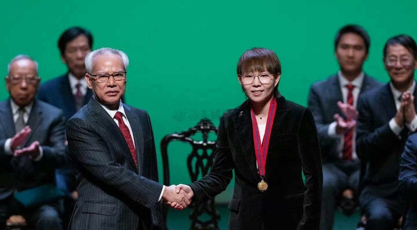 朱雨玲获授体育功绩勋章实至名归