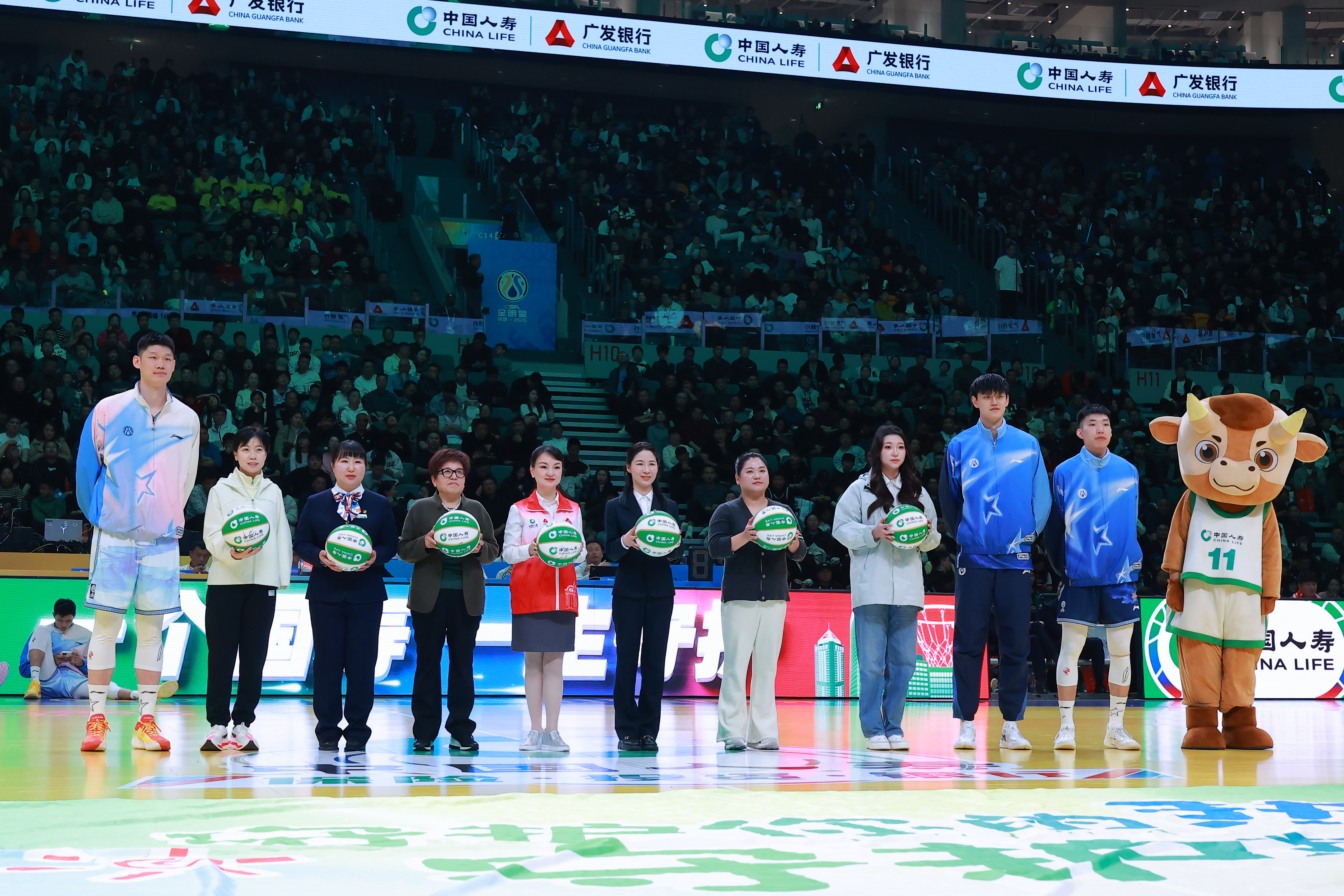 当CBA全明星周末的热血赛场，邂逅3.8国际妇女节，中国人寿与我们一同致敬新时代