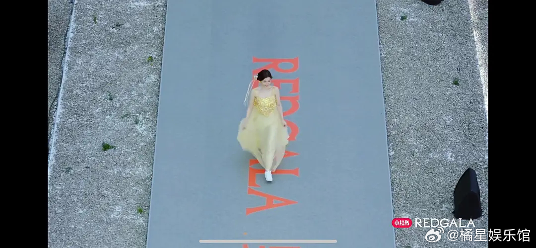 虞书欣的红毯，居然穿了一个白色板鞋就上去了