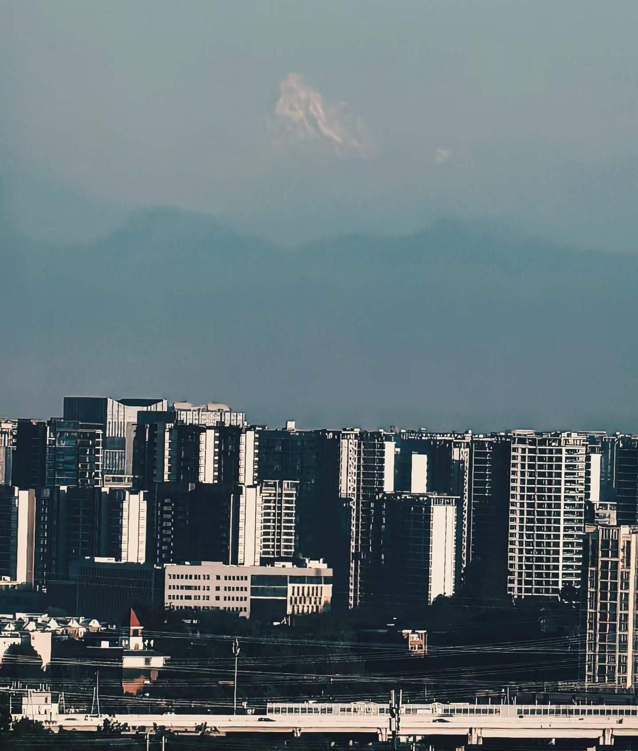 又见幺妹，今晨城区眺望四姑娘山。
图文原创：晓燕
夏日生活打卡季