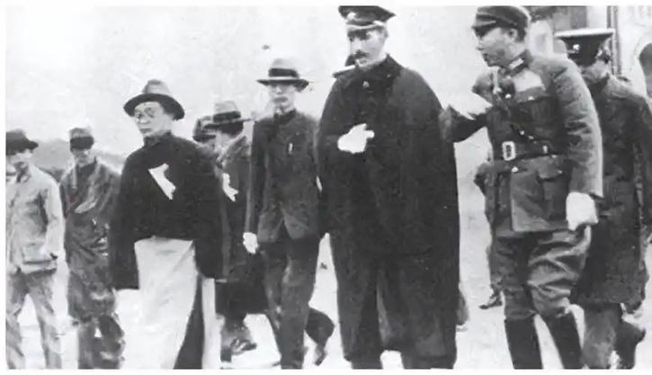 西安事变真把蒋介石杀了，中国可能连1937年都扛不过去。在西安事变之后，老蒋最后