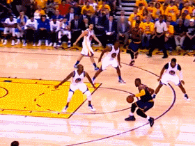 2015年总决赛，面对欧文跟乐福双双受伤缺阵，詹姆斯一个人抗起了全队，这球詹姆斯