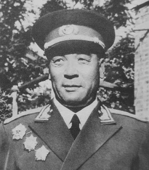 四野一名将因获授军衔不满意情绪激动向上级发作，结果遭严厉批评，次年才补授军衔
1
