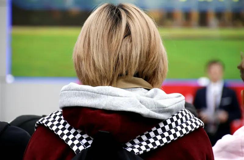 学生发型不合格不让进校门合理吗个人觉得这个建议很合理！学校应该明确规定孩子的着装
