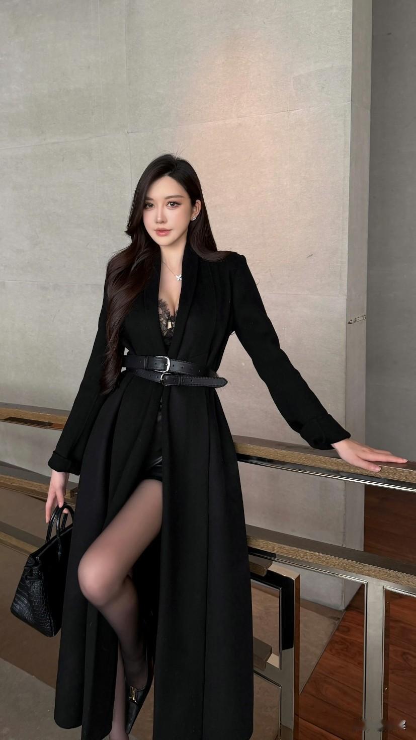 【中年如秋，静敛成诗】

行至中年恰似步入深秋——
风骨里褪去了春的喧哗、夏的炽