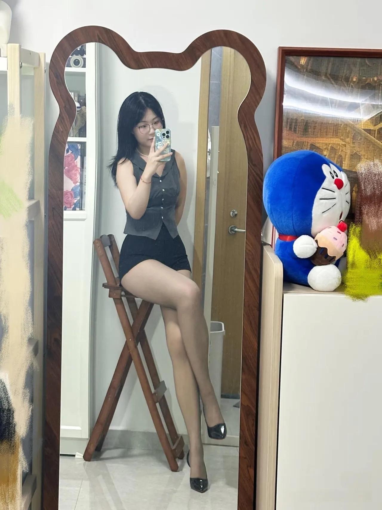 宿舍自拍优雅自信穿搭分享 女生的一条丝袜可以穿多久呢 蕾丝连衣裙怎么搭配