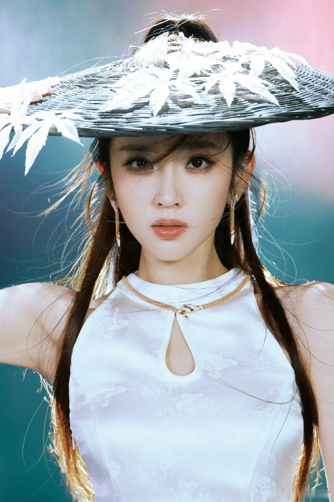 唐艺昕直播被叫妈妈 一场直播的暖心小插曲，粉丝亲切叫妈妈，唐艺昕给出宠溺的反馈，