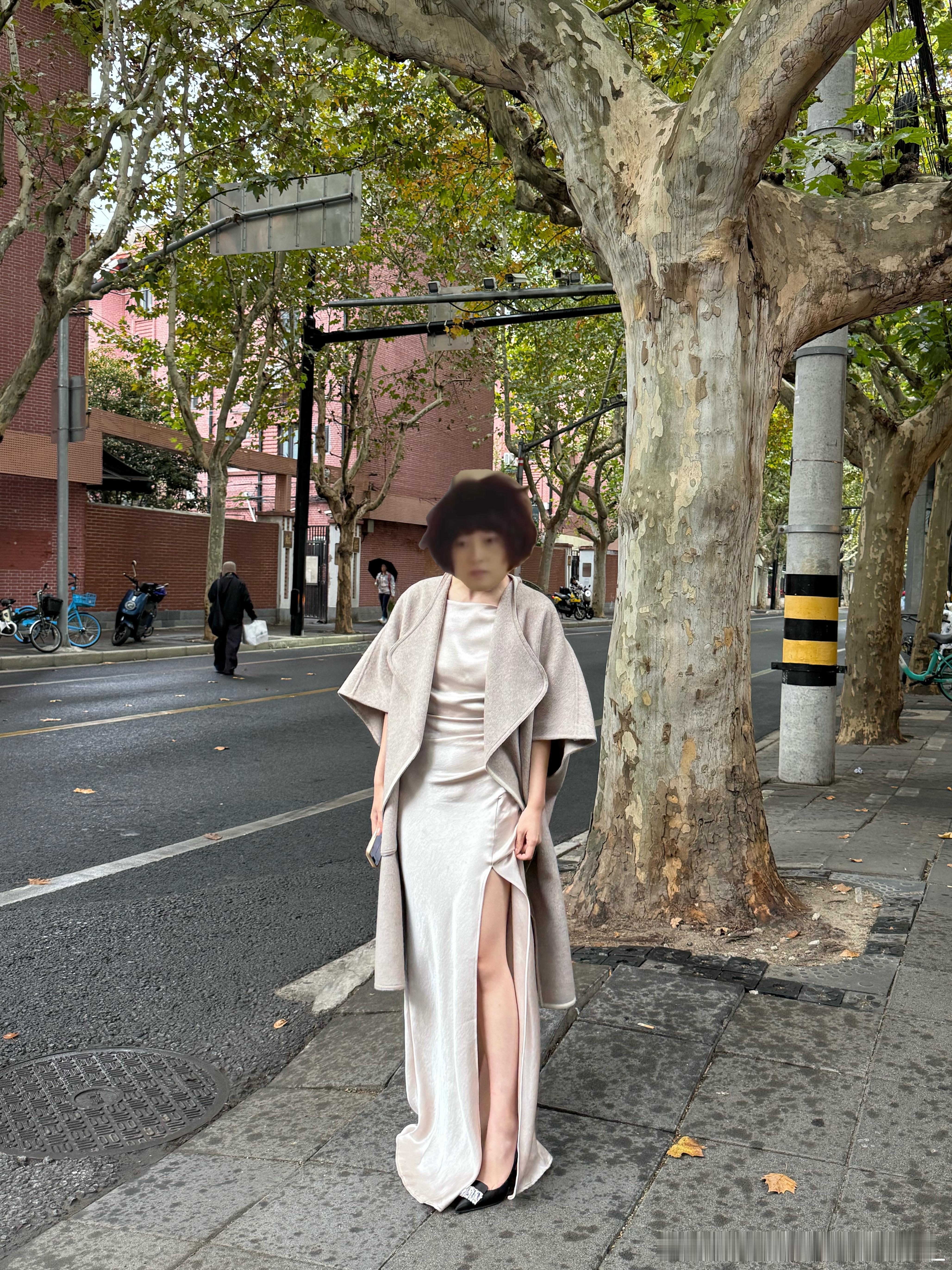 贺涵 下雨了 我在徐家汇 我的羊皮底高跟鞋不能沾水 快来接我 ​​​