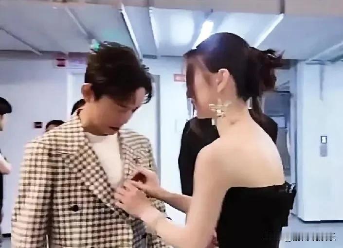 近日，单依纯扒何炅衣服的词条迅速登上热搜，引发了广泛关注与讨论。这则事件最初源于
