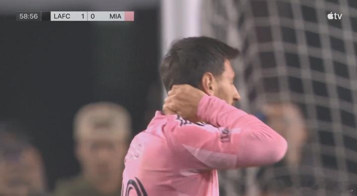 捂住后颈叫疼！梅西对抗失去平衡，一头撞在对手背后上 