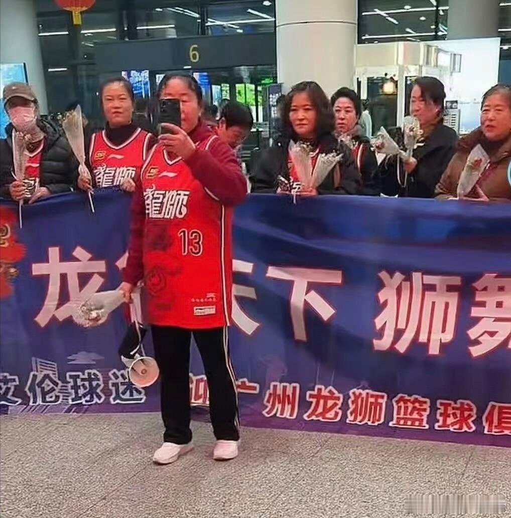 hello 球迷朋友大家好，我是球球，坐在我对面那个是琪琪。我是郭艾伦的粉丝！虽