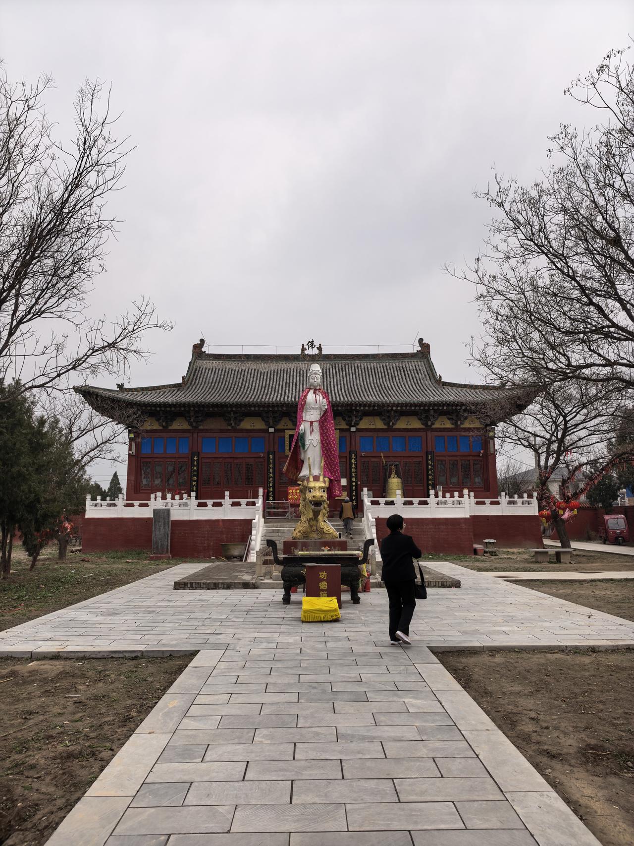 春日生活打卡季去新绛白台寺，停好车抬头发现玉泉院标志，以为是白台寺。走上台阶，是