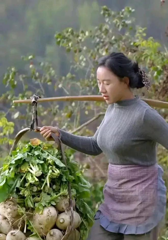 上联：自力更生沈丹姐；
下联：？？？