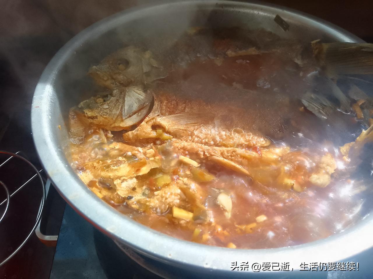 酸辣鲫鱼制作方法请前往昨天分享！今天做了滇味酸辣鲫鱼。四条鲫鱼共1.6公斤。太开