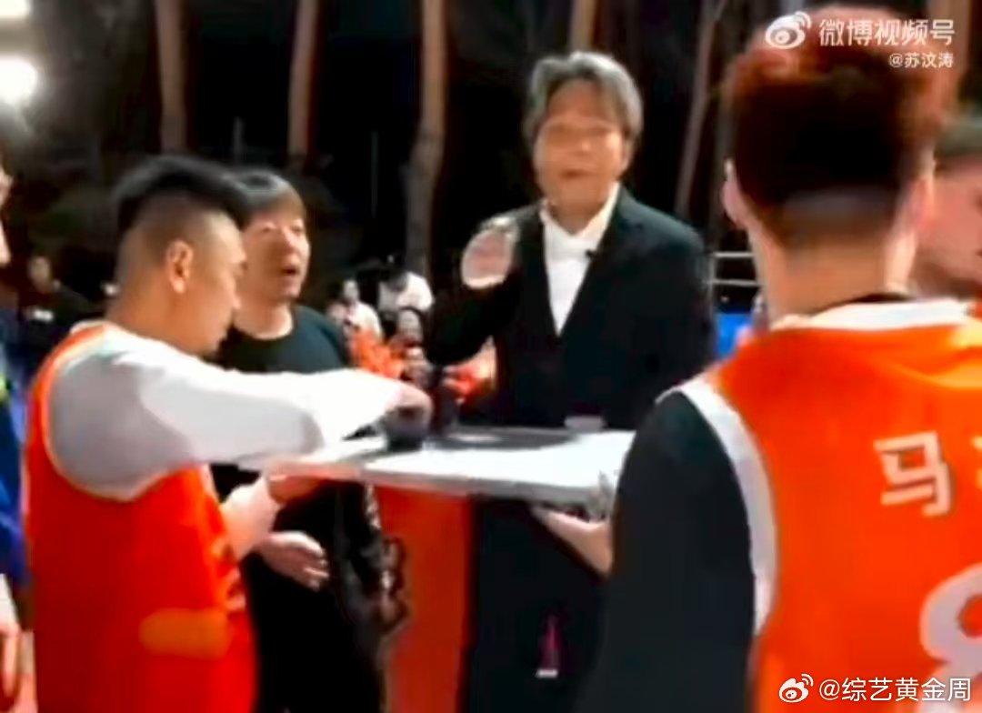 宋小宝身高基础指挥就不基础 我服了！宋小宝身高虽基础，指挥却超有料！站椅子上跟大