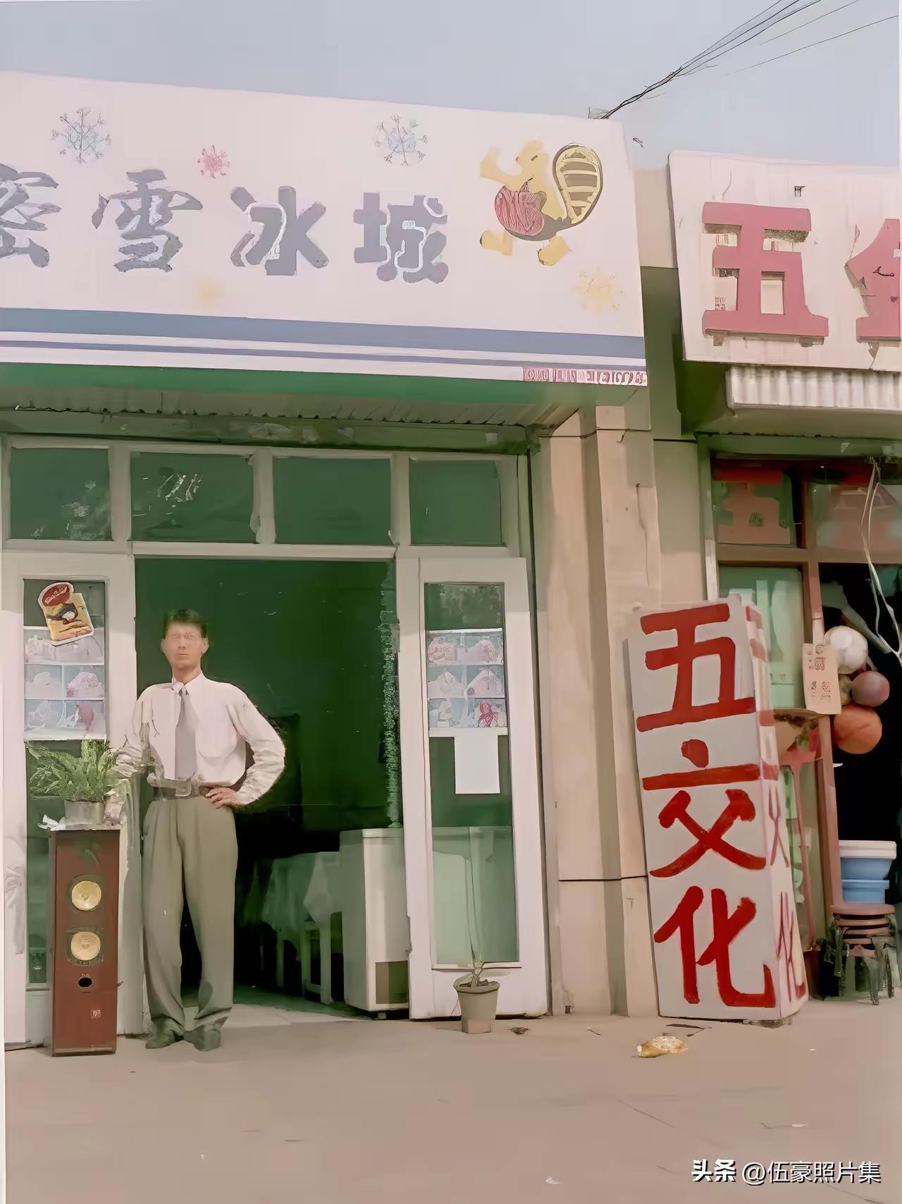 1999年，年轻的张红超在河南郑州文化路租下了一个小橱窗，开始了他的创业之路。这