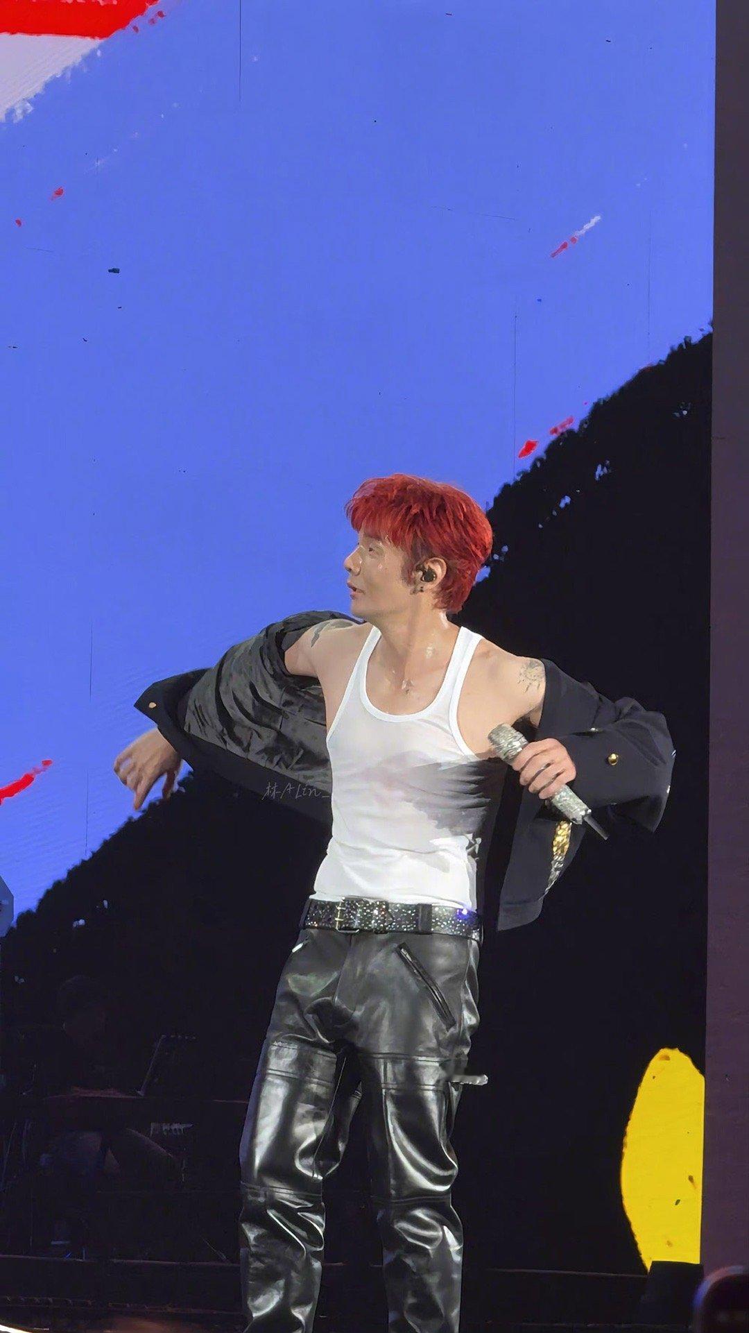 李荣浩怎么瘦成这样了 从网友调侃“瘦了显眼大”到如今人人夸赞的肌肉线条，李荣浩用