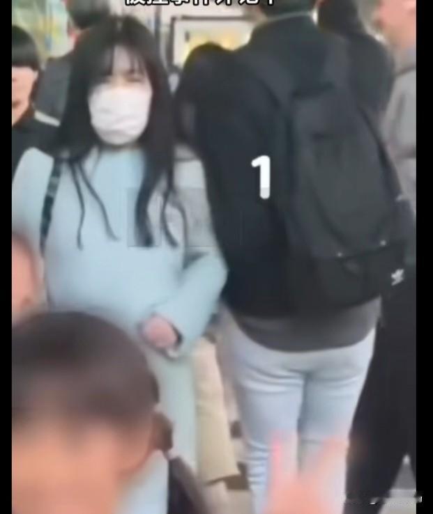 有“内行人”指出，日本确实存在所谓的“撞人族”（ぶつかりおじさん／おばさん），这